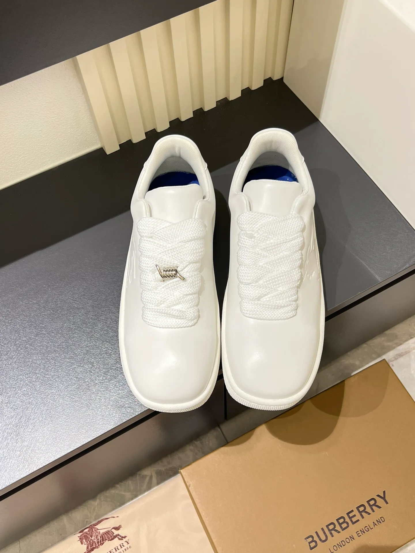 Men's shoes 💰p400 "Burberr*" new thick-soled men's casual sports shoes, cool sneakers and bread shoes, originally purchased and developed, the top version of the Box series sports shoes, made of smooth calfskin fabric, embellished with embossed Equestrian Knight logo (EKD). Made of mesh lining, the laces are decorated with metal coils, the rubber soles are decorated with the Burberry letter logo, and the original molded 3.5CM two-color T men's shoes 💰pU outsole! Male 38-44 (45 customized)